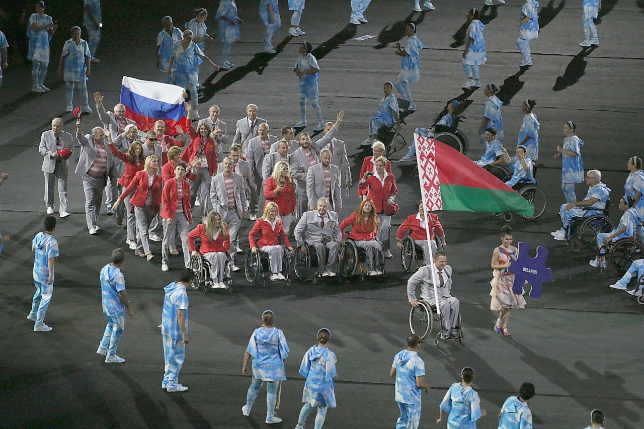  Белорусская делегация развернула российский флаг на церемонии открытия Паралимпийских игр в Рио 