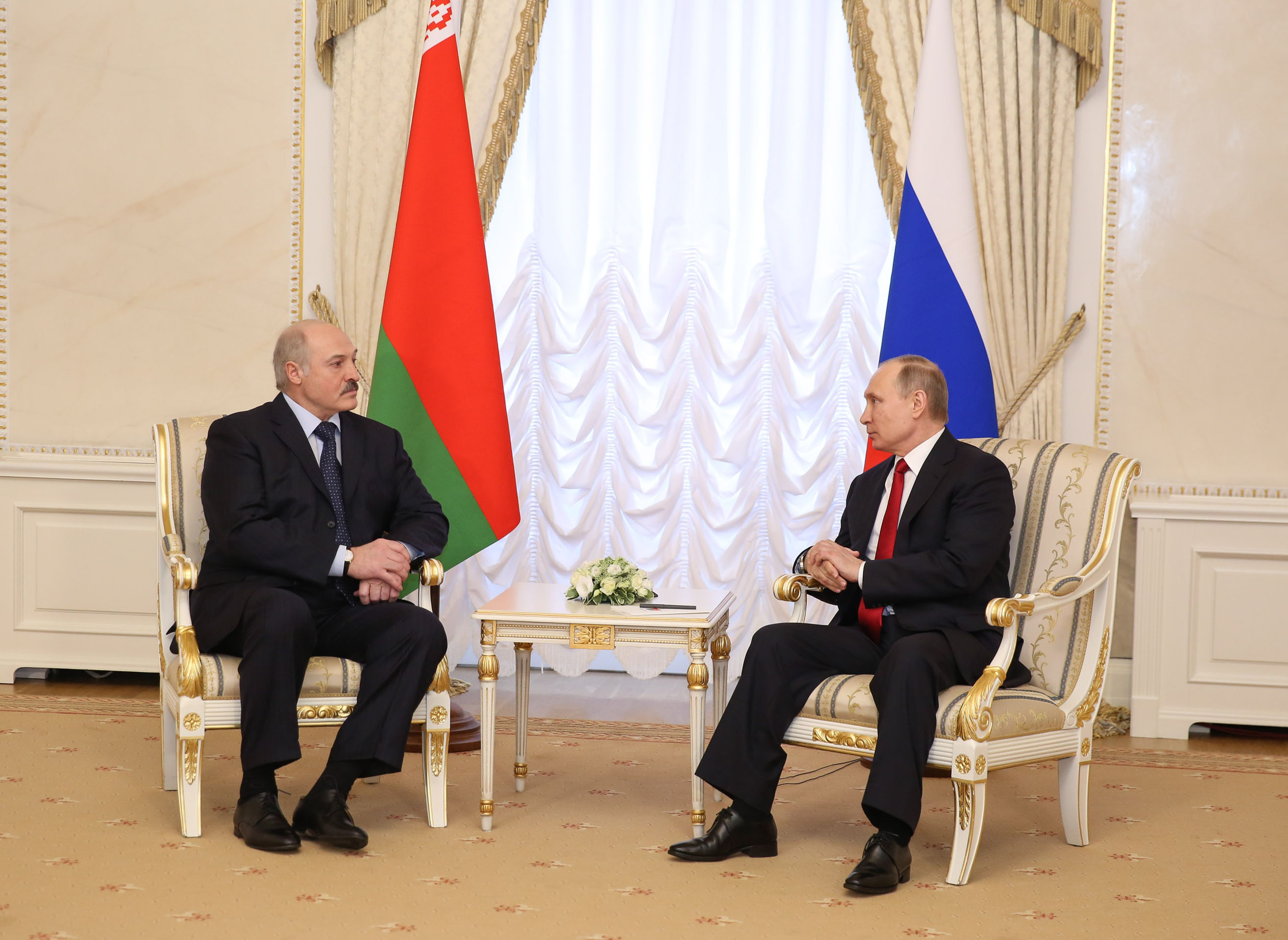 Александр Лукашенко - Владимиру Путину: Спокойно жить нам никто не даст - надо быть готовым ко всему