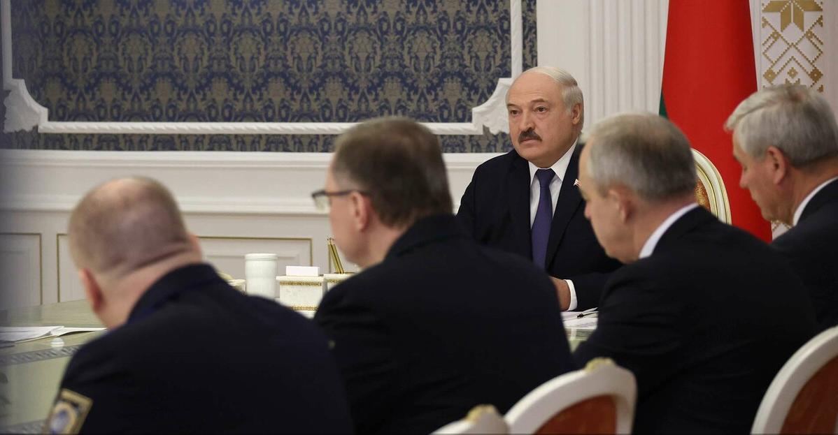 Александр Лукашенко - о том, что нужно сплотиться: Чтобы здесь не летали ракеты и не бросали на нас бомбы