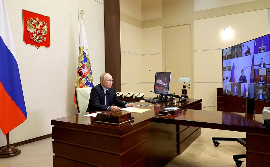 Владимир Путин потребовал ускорить принятие решений для повышения уровня жизни в новых регионах