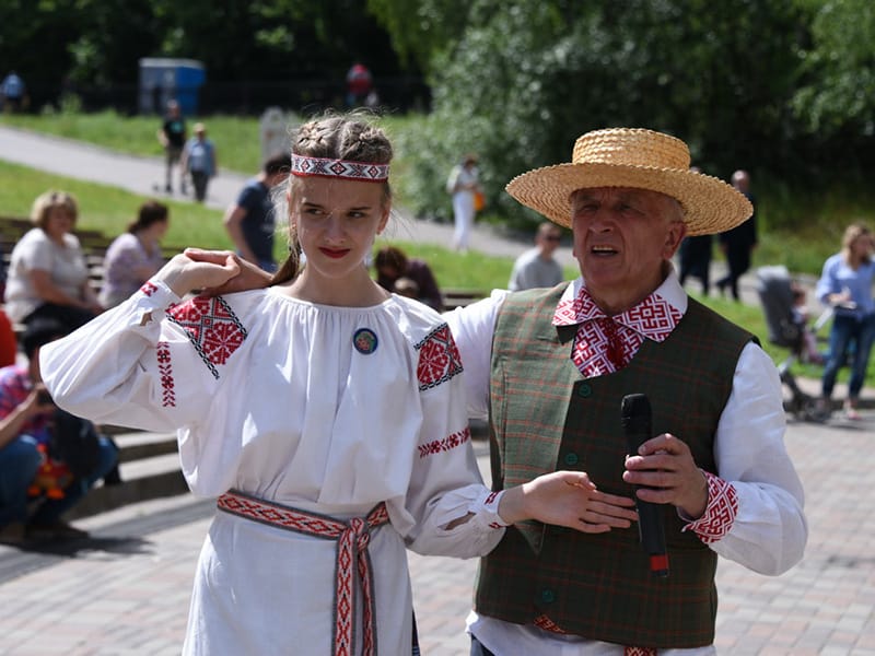 Костюм белорусов. Белорусские люди. Белорусы в омской области. Белорусская семья в национальных костюмах. Где белорусы.