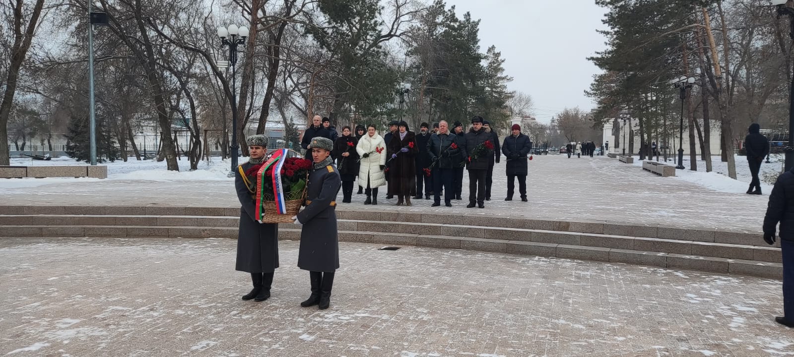  Депутаты Парламентского Собрания возложили венок к монументу «Павшим за Советскую Родину»