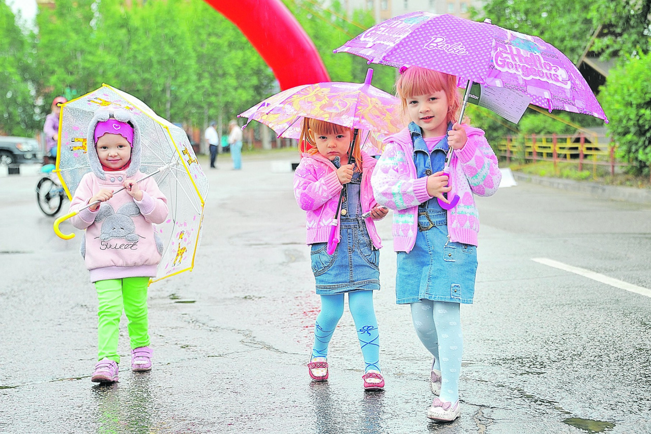 Дети под зонтиком. Дети под зонтом. Зонтик для детей. Девочка под зонтиком.