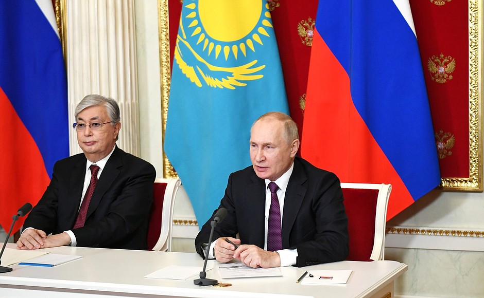 Путин и Токаев подписали итоговую декларацию после переговоров в Москве