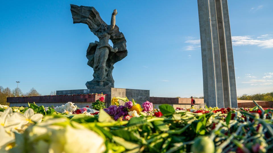 Рижская дума решила снести памятник Освободителям
