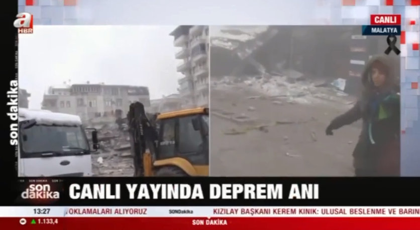 Москвичи несут цветы к посольству Турции в знак скорби по жертвам землетрясения