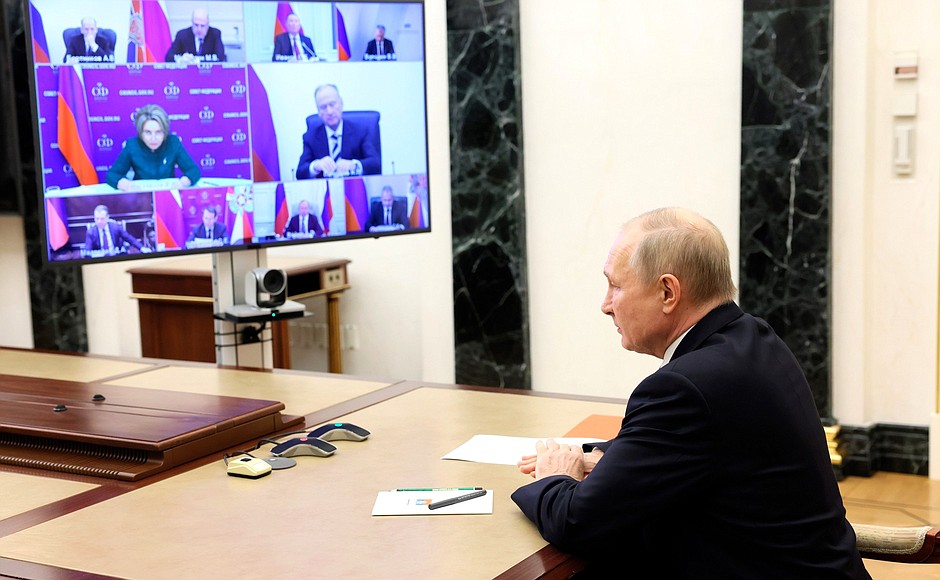 Владимир Путин обсудил с Совбезом РФ обеспечение внутренней безопасности государства