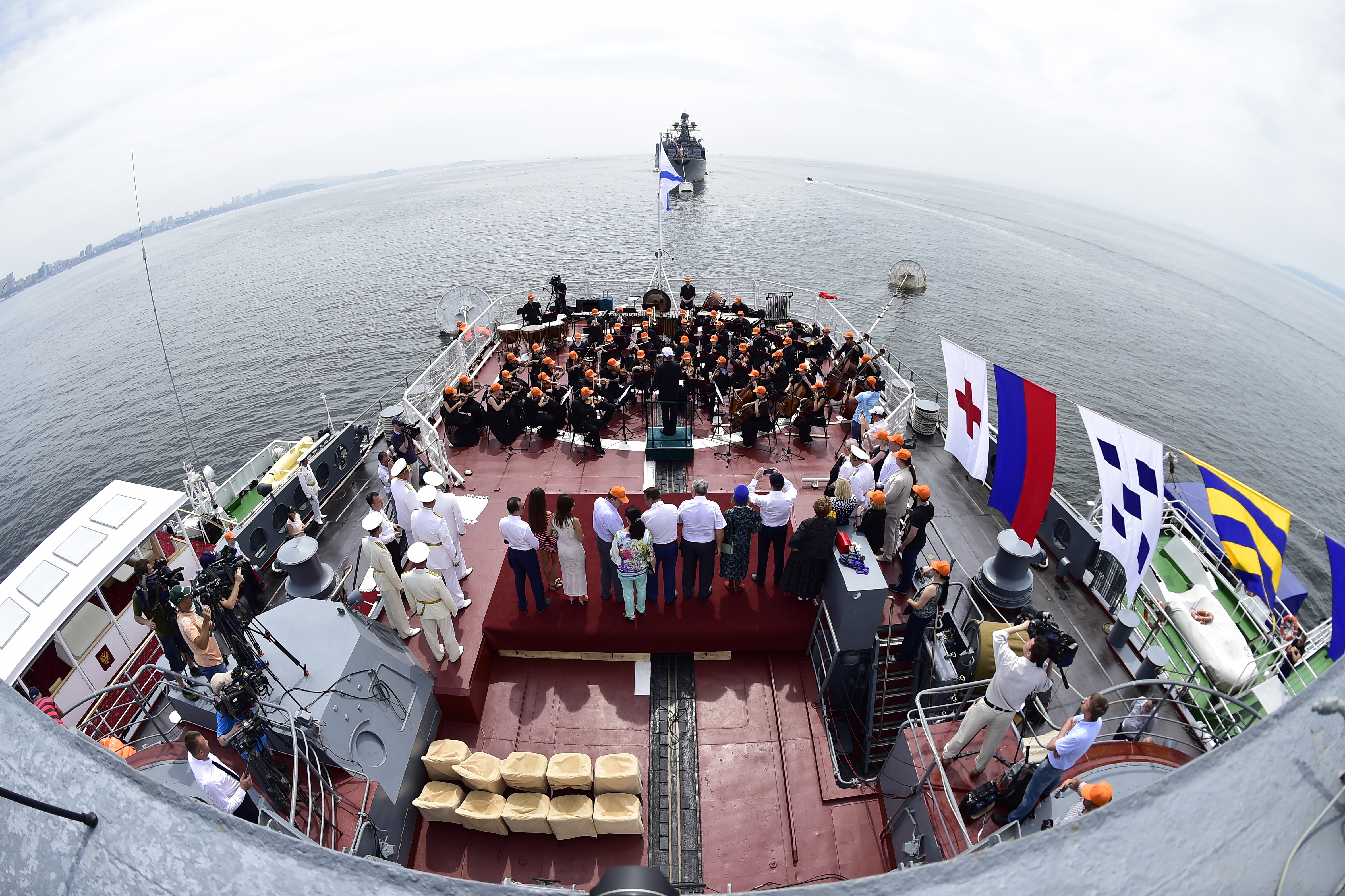 Мариинка на борту «Варяга»: День ВМФ во Владивостоке завершился концертом оркестра под управлением Валерия Гергиева