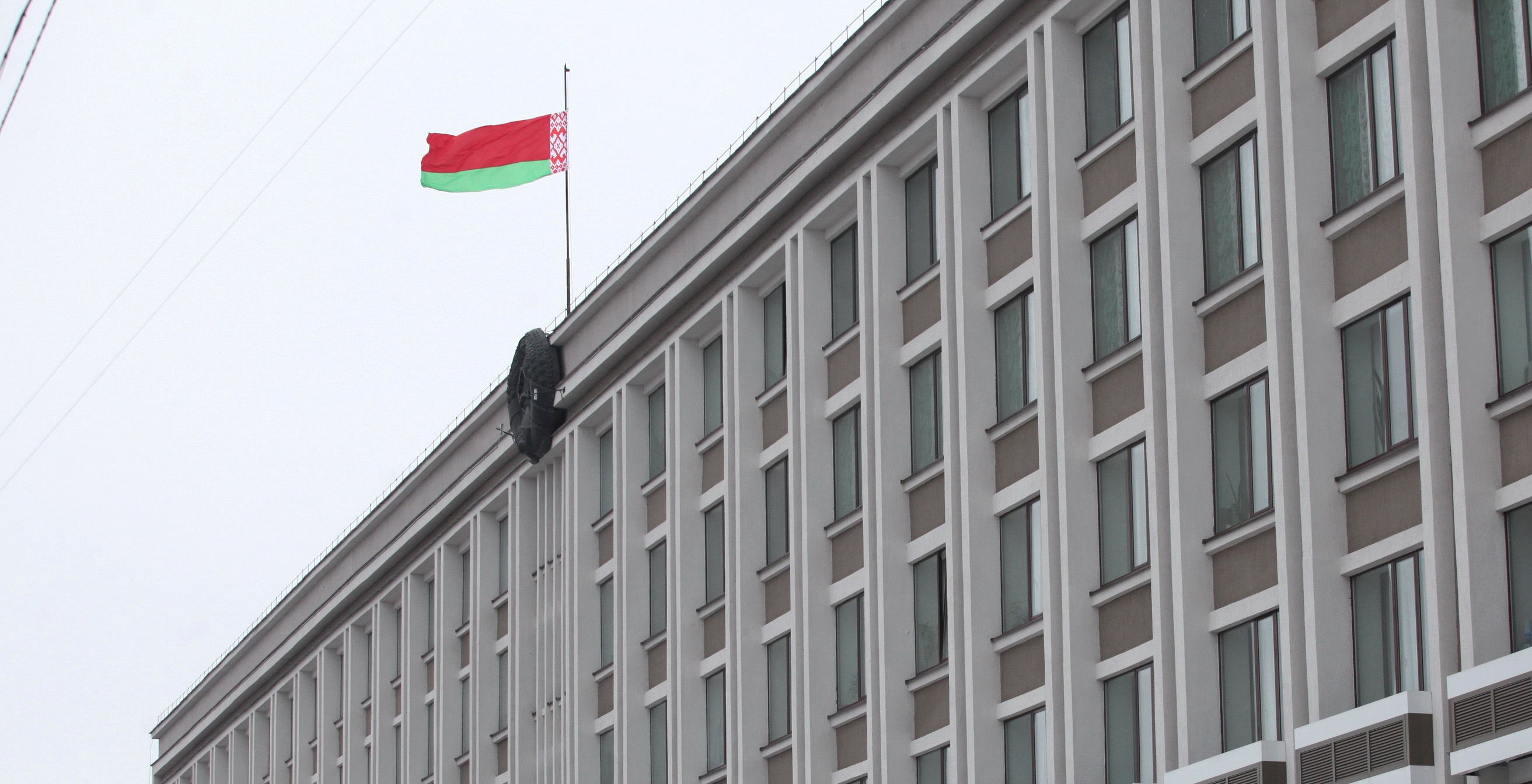 В Беларуси приспустили флаги и отменили развлекательные телепрограммы в связи с трагедией в Кемерово