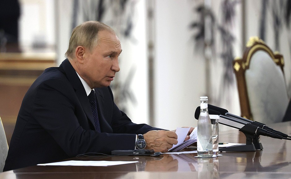Владимир Путин поручил провести индексацию зарплат бюджетников