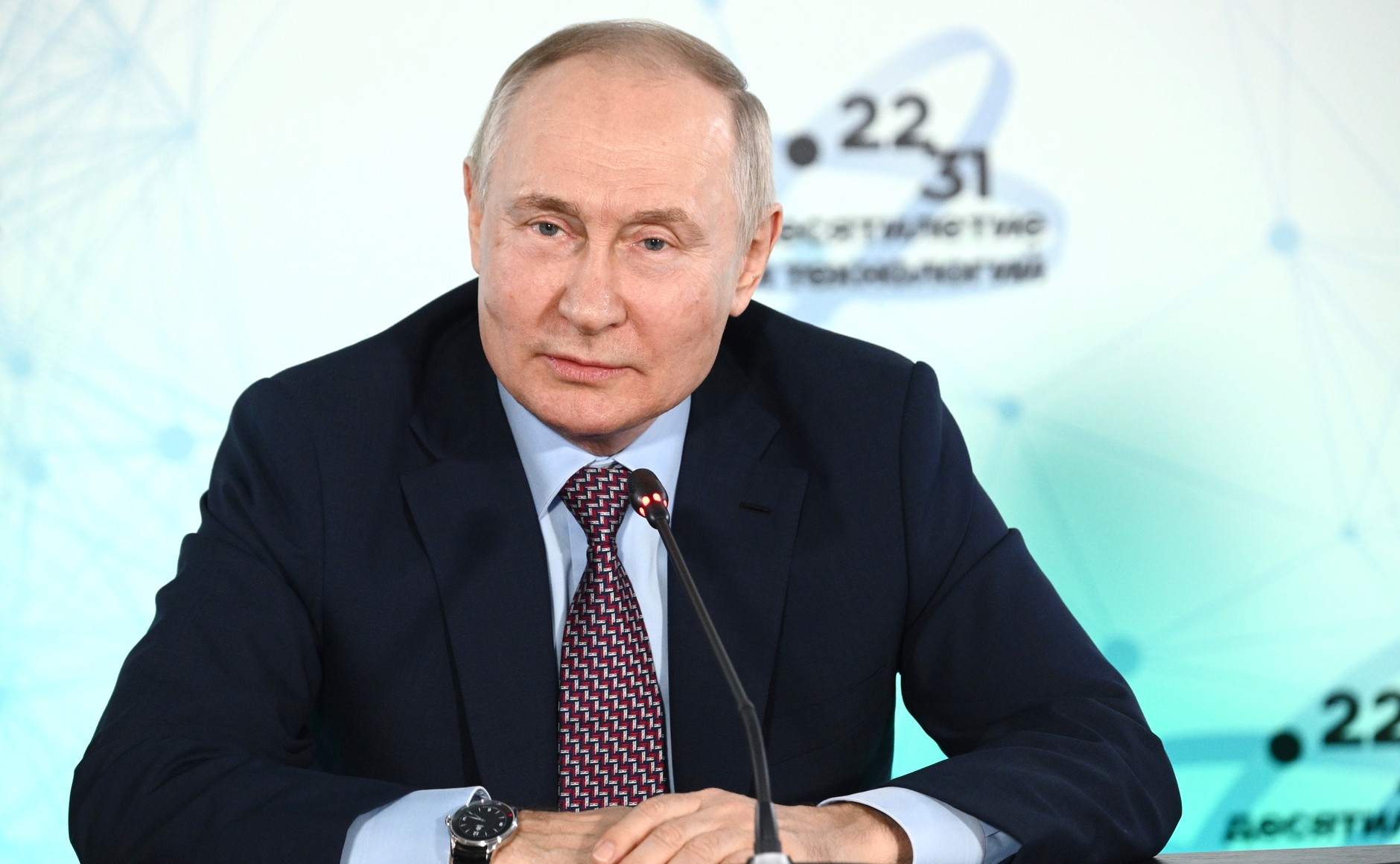 Владимир Путин заявил, что украинские заградотряды своих расстреливают в спину