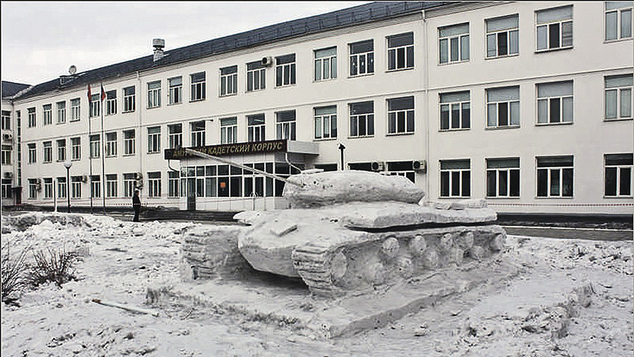 Амурские кадеты слепили из снега танк в натуральную величину