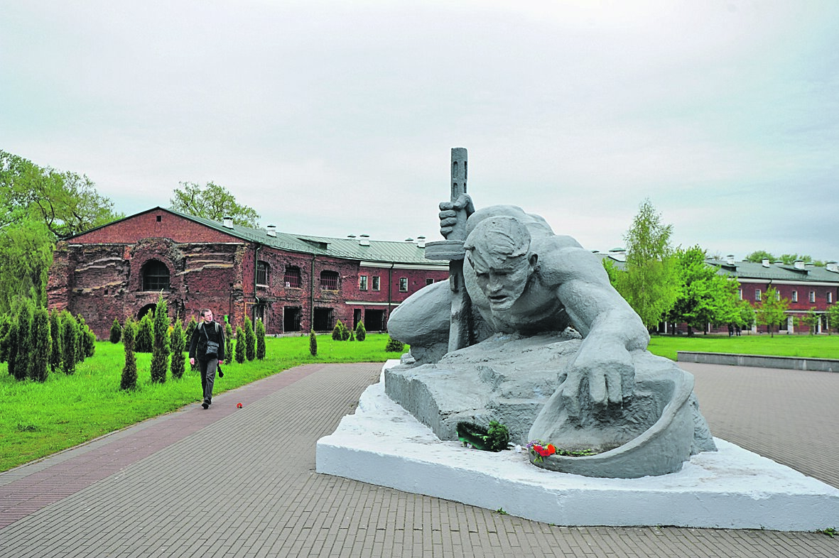 Памятник жажда в брестской крепости