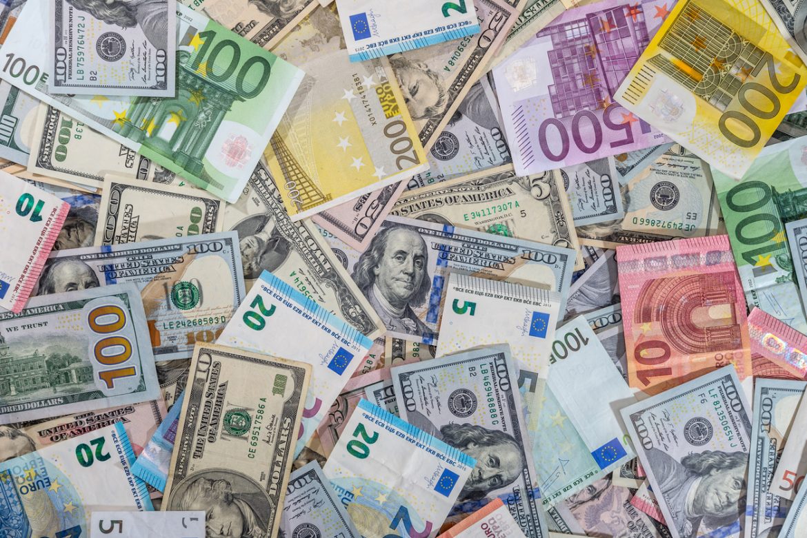Российские банки приостановили открытие счетов и вкладов в долларах и евро