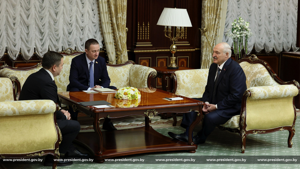 У самолета - два крыла У самолета - два крыла
