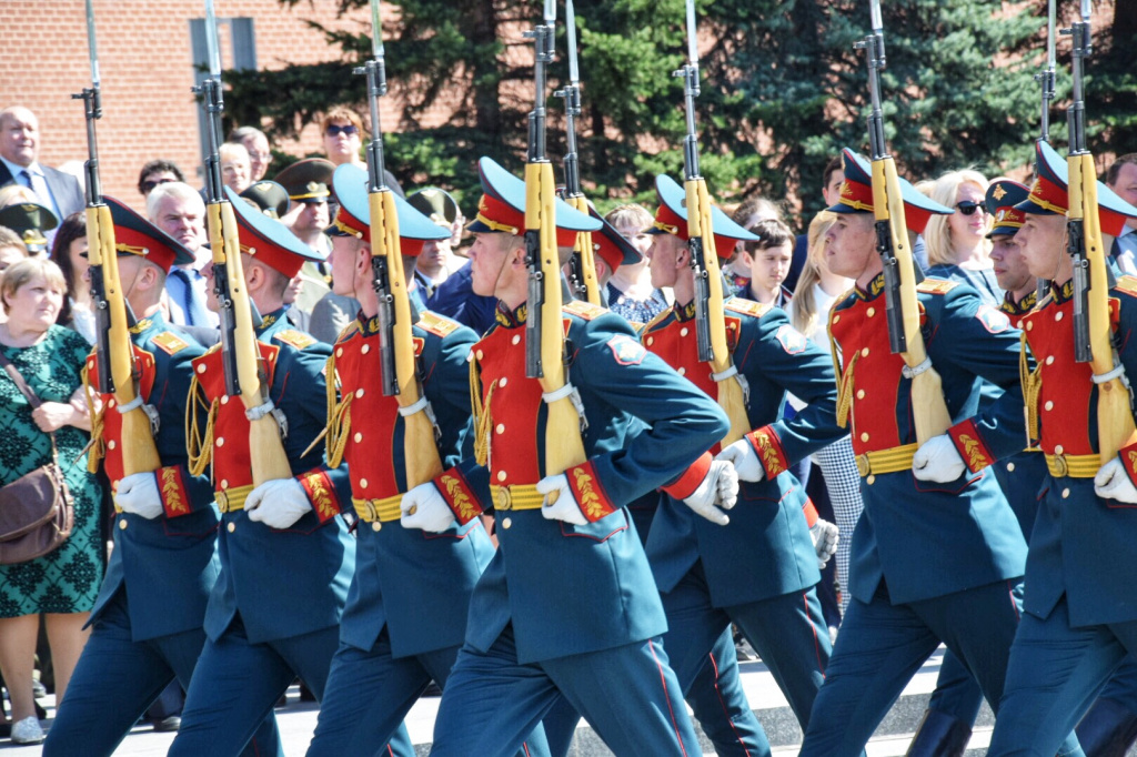 Накануне Дня Победы российские и белорусские ветераны возложили цветы к Вечному огню в Москве