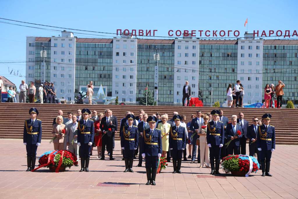 Целую ночь весь город гулял до утра Целую ночь весь город гулял до утра