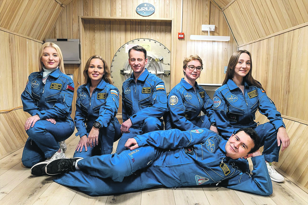 Белоруска и пятеро россиян провели год на Луне