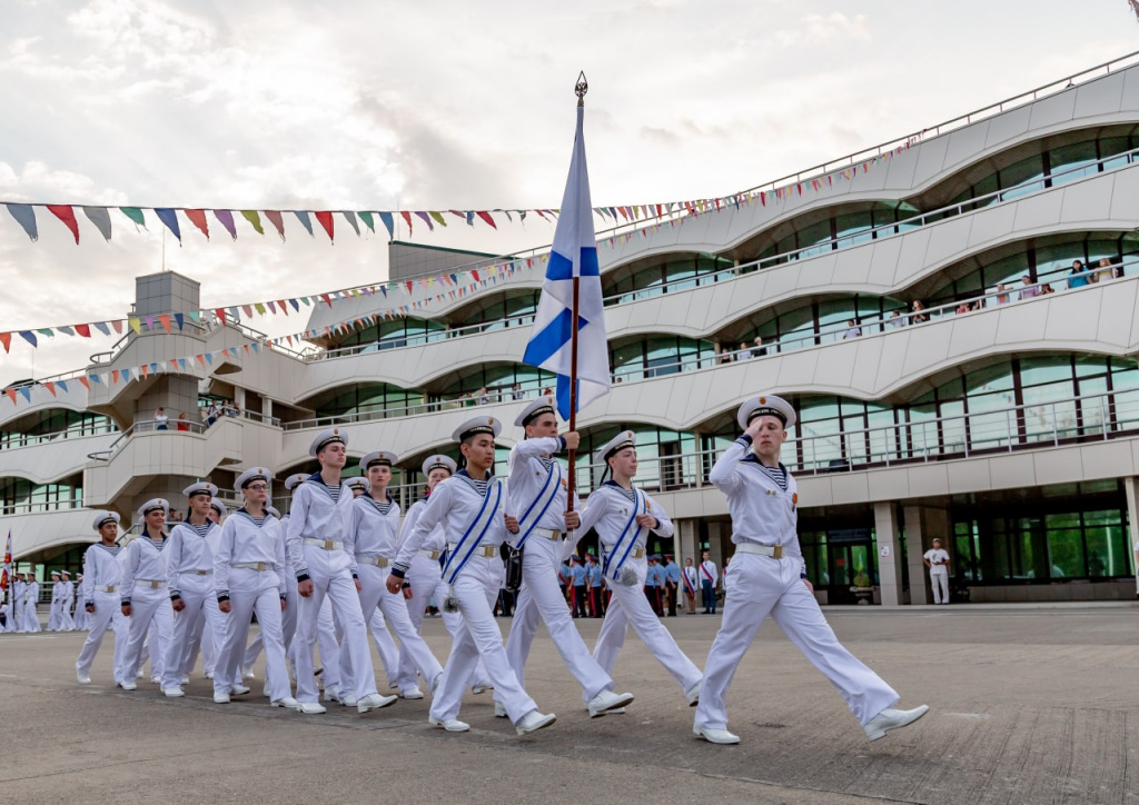 Орлята слетаются к морю 