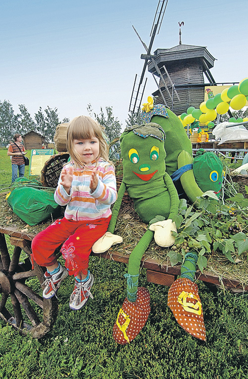 Праздник с пупырышками, тролли на базаре и фанатские пляски