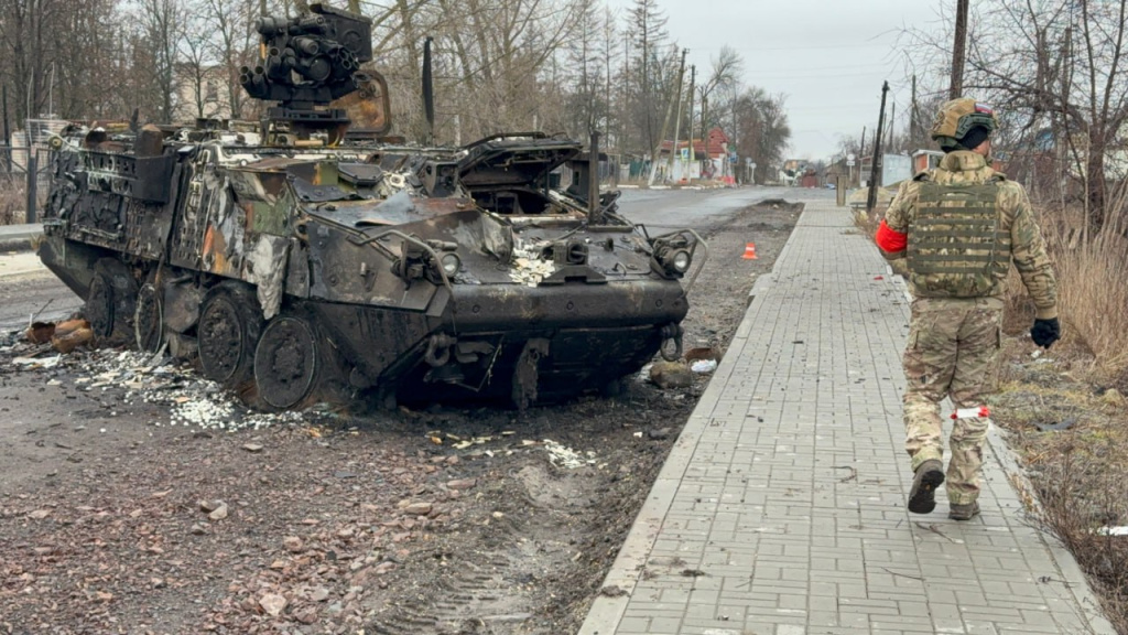 Российская армия берет в тиски ключевую крепость Донбасса