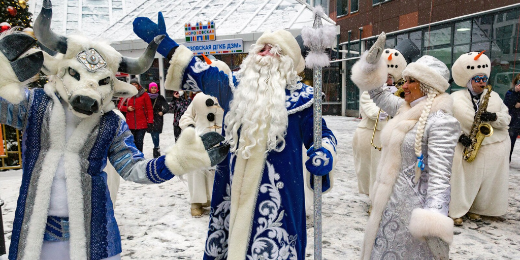 Деды Морозы – альпинисты устроили новогоднее шоу для детей московской больницы