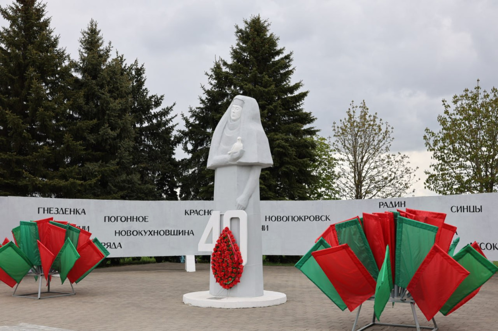 Аисты над мемориалами Аисты над мемориалами