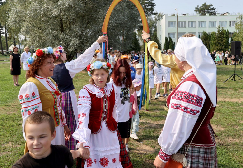 Селфи на комбайне и хороводы дружбы