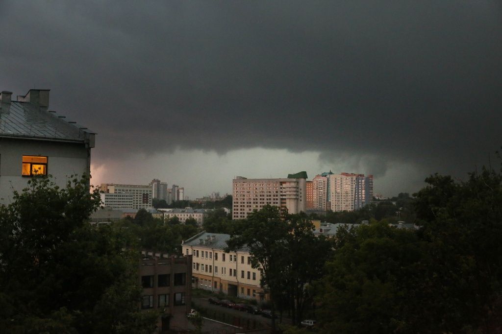Сильнейшие гроза и дождь пришли на Москву из Беларуси
