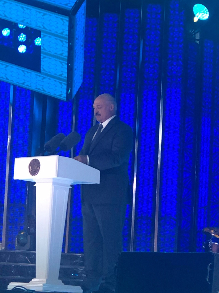 Александр Лукашенко на открытии «Славянского базара» вручил Филиппу Киркорову награду