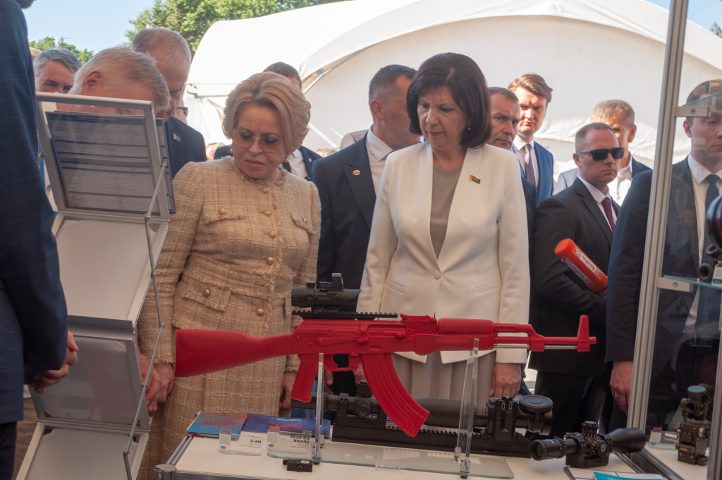 Матвиенко оценила макет АК-47