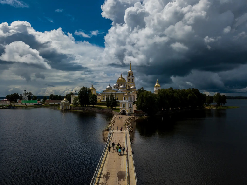 Желтеет отмели песчаная коса