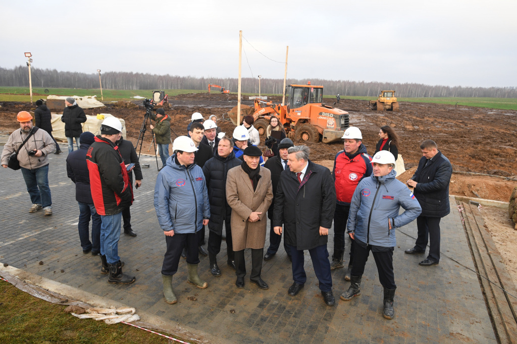 Подо Ржевом начали монтаж бронзового солдата