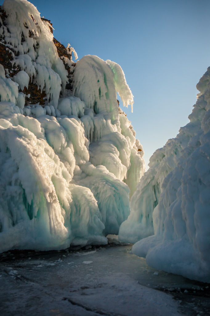 Пять причин поехать на лед Байкала