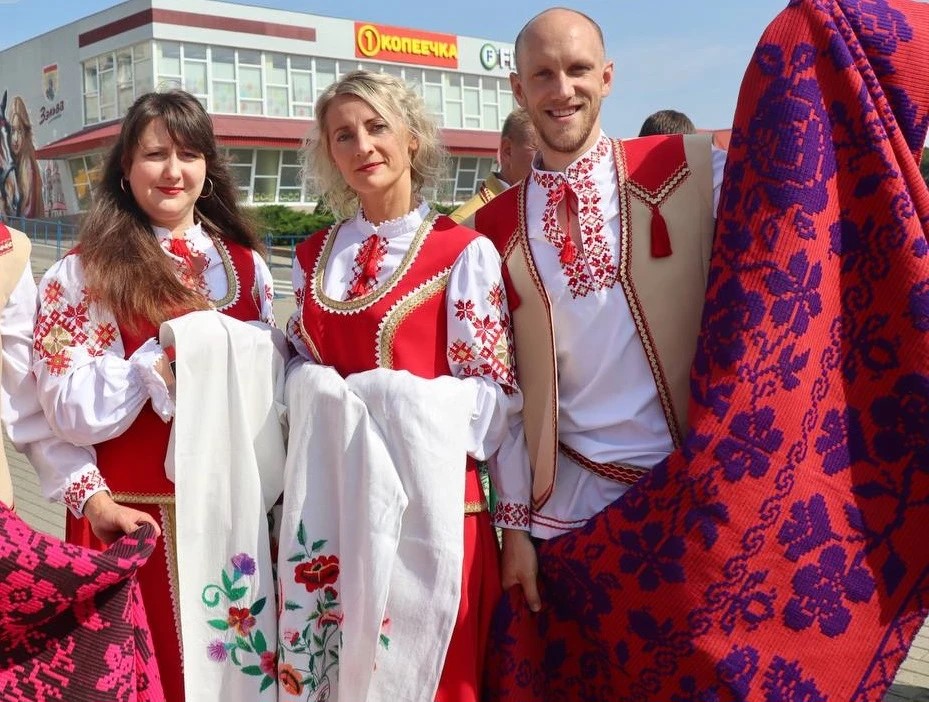 Август провожай - широко гуляй Август провожай - широко гуляй