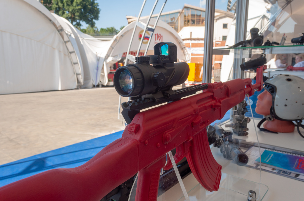 Матвиенко оценила макет АК-47