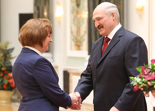 Александр Лукашенко: белорусские женщины являются примером милосердия и мудрости, трудолюбия и верности стране