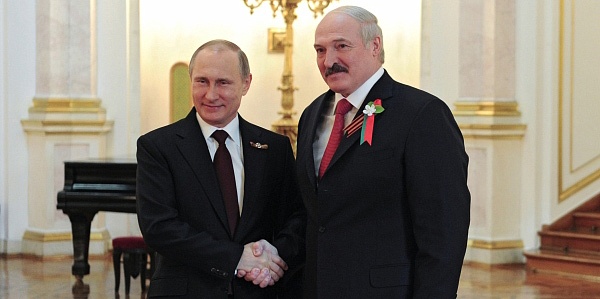 Президент России Владимир Путин и президент Беларуси Александр Лукашенко во время встречи глав делегаций государств-участников СНГ в Кремле/ 8 мая 2015