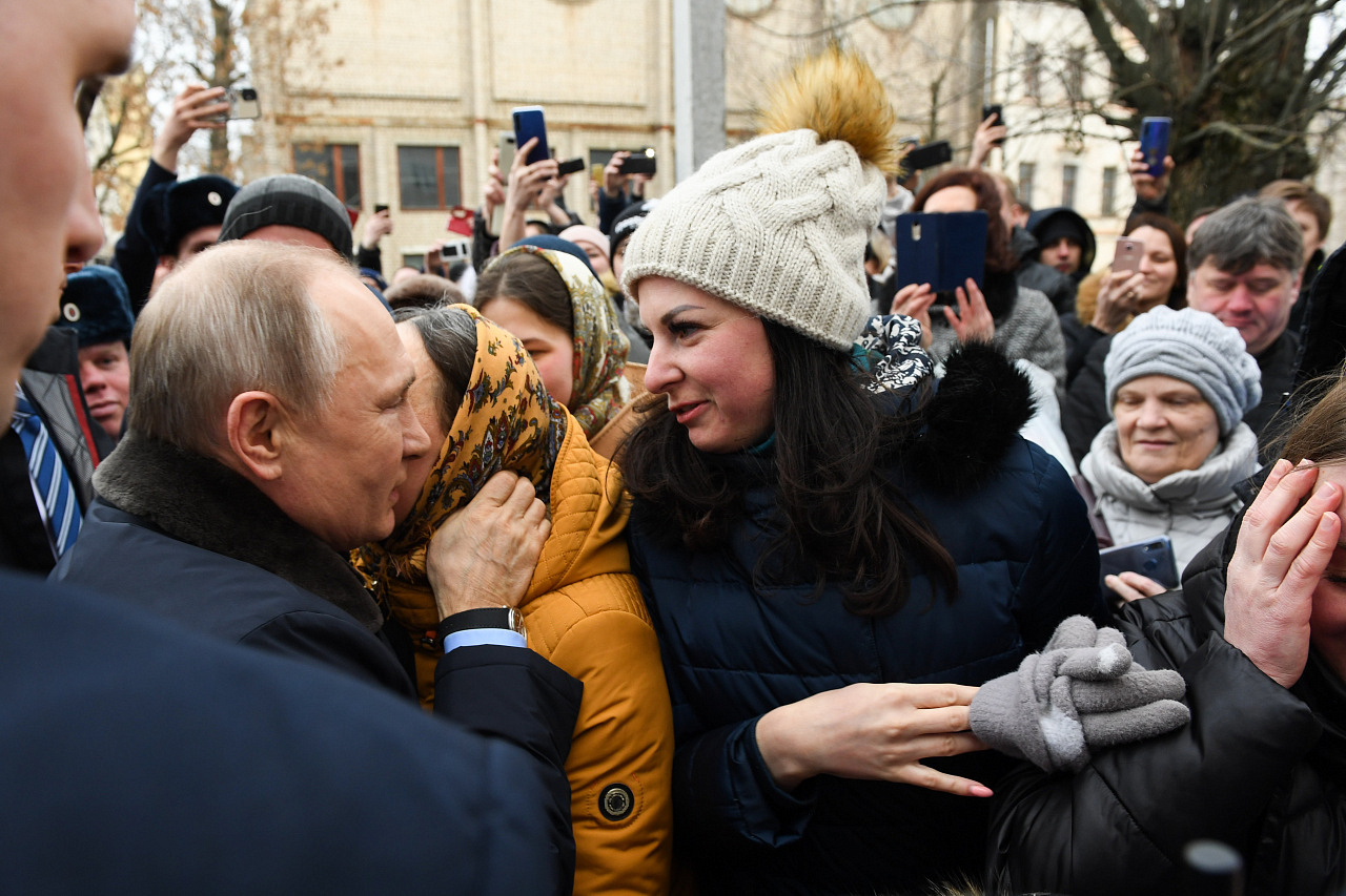 франция сейчас. путин в тулуне 2019. путин женщина. новости. мировые события.