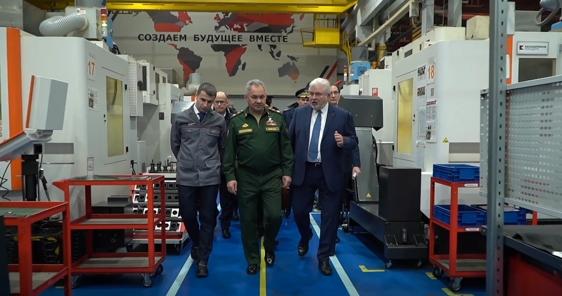 Руководители калашникова. Шойгу в ижевске. Шойгу возложил цветы. Шойгу возложил цветы калашникову. Шойгу в ижевске.