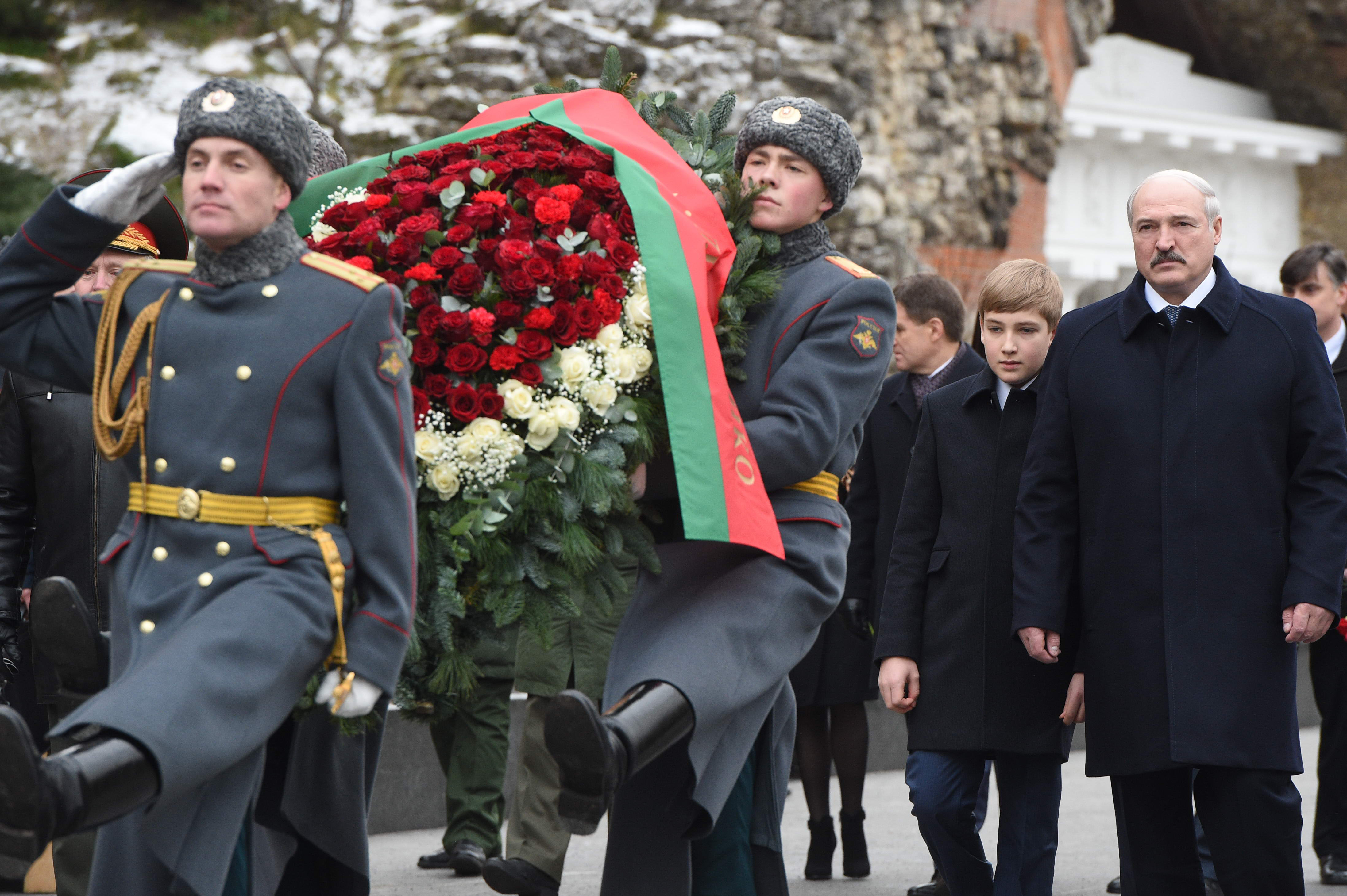 Александр Лукашенко возложил венок к Могиле Неизвестного Солдата