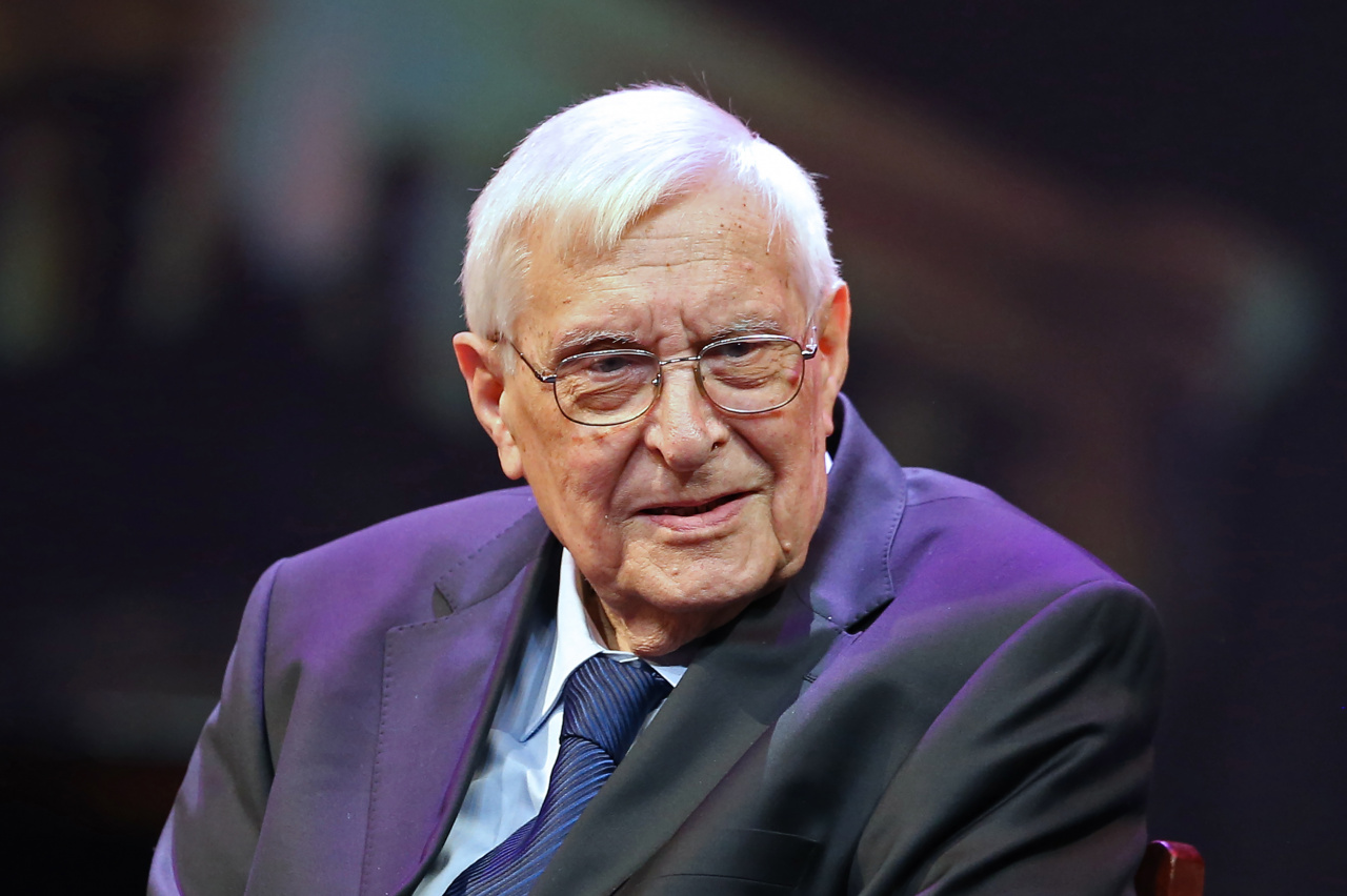 Олег Басилашвили: Для дочерей стал кормящим отцом