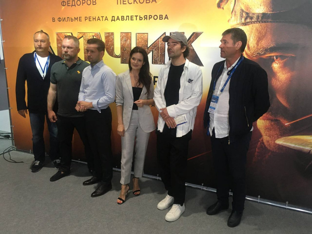 Актер Петр Федоров презентовал на МАКС-2021 фильм «Летчик» и рассказал, зачем брил ноги