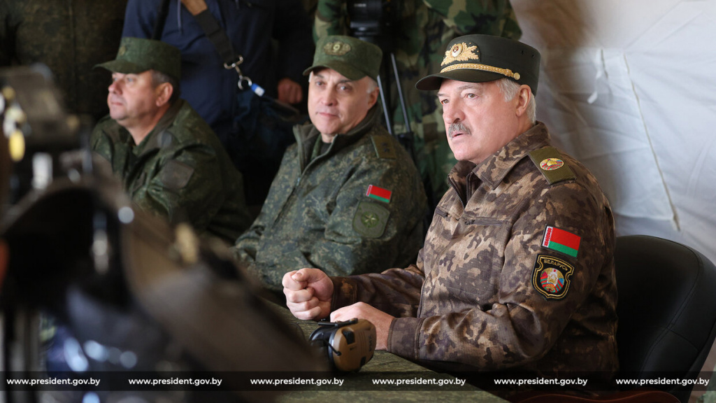 Александр Лукашенко: Россияне достанут «красную кнопку» и положат на стол