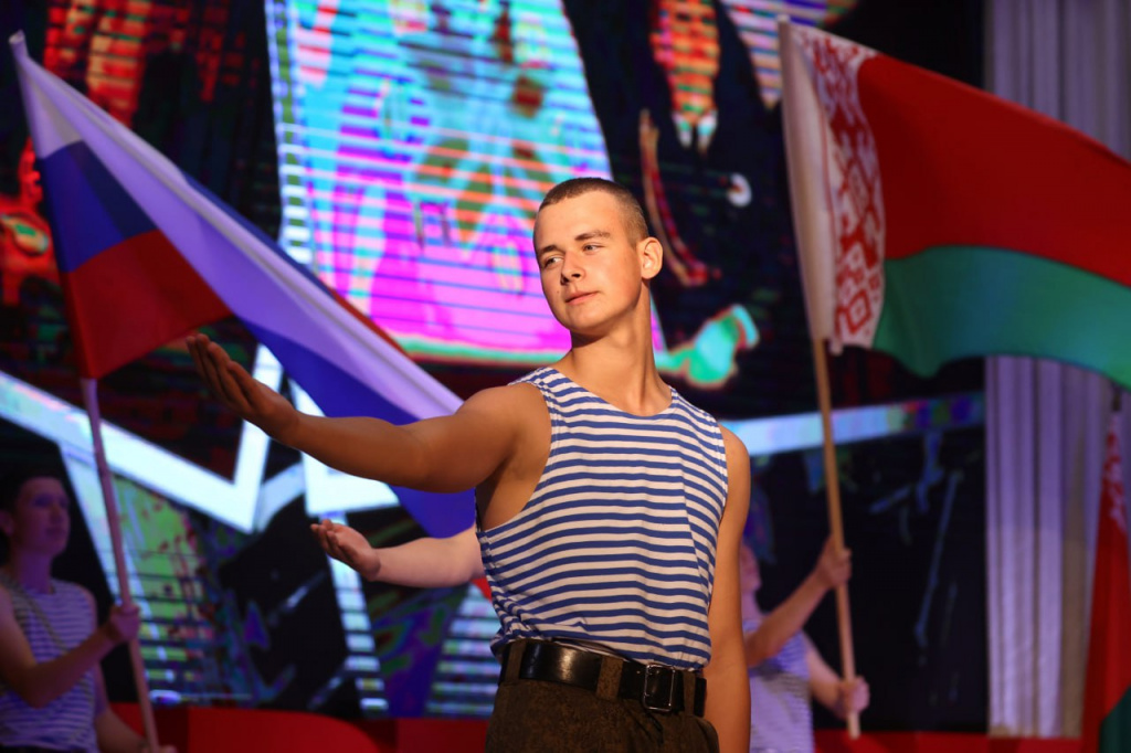 Под залпы фейерверка Под залпы фейерверка