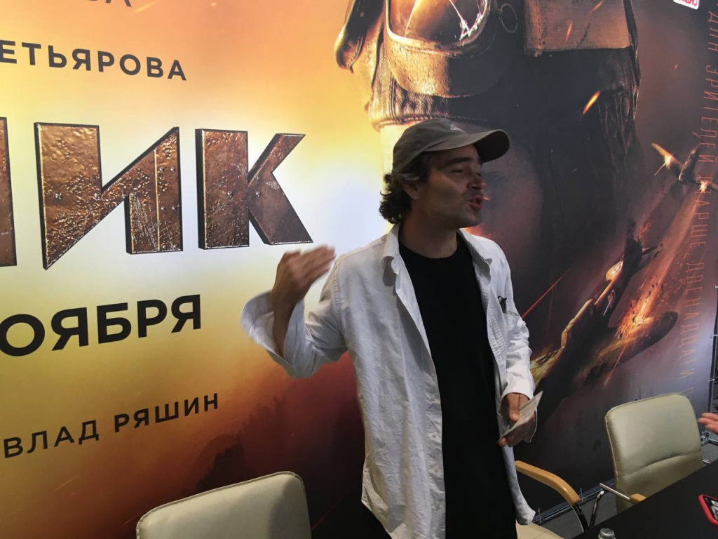 Актер Петр Федоров презентовал на МАКС-2021 фильм «Летчик» и рассказал, зачем брил ноги